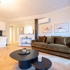 Luxury In Center Apartment